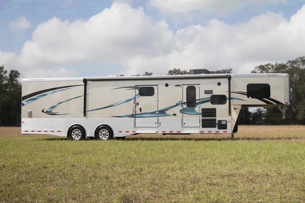 38ft Toy Hauler With Living Quarters
