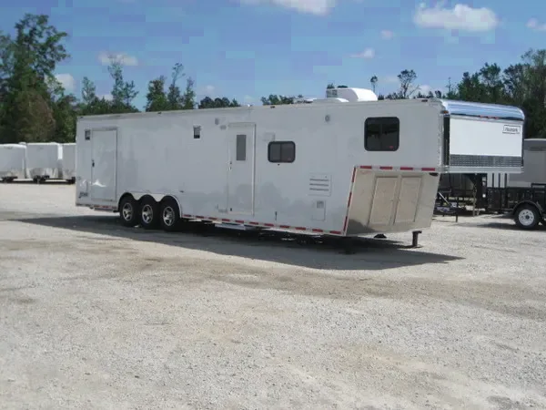 40FT CAR HAULER WITH LIVING QUARTERS