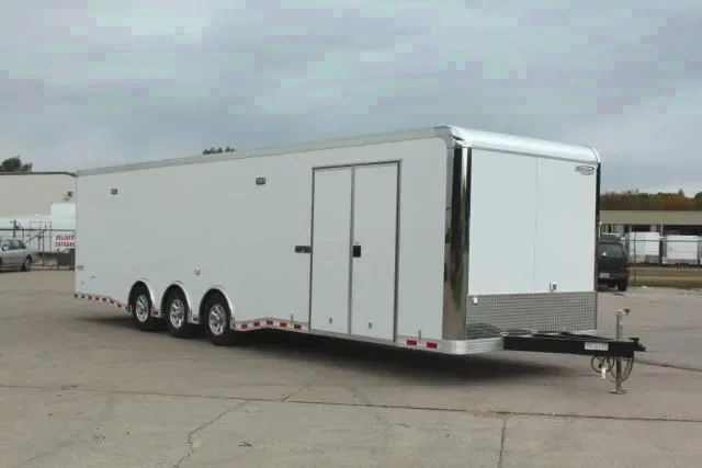 32ft  Enclosed Trailer Triple Axles - Loaded!!
