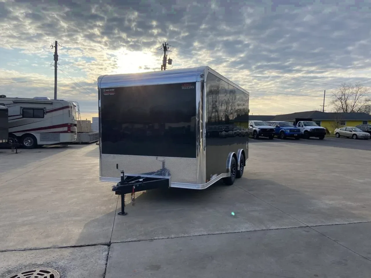 United UXT-8.516 Enclosed Trailer