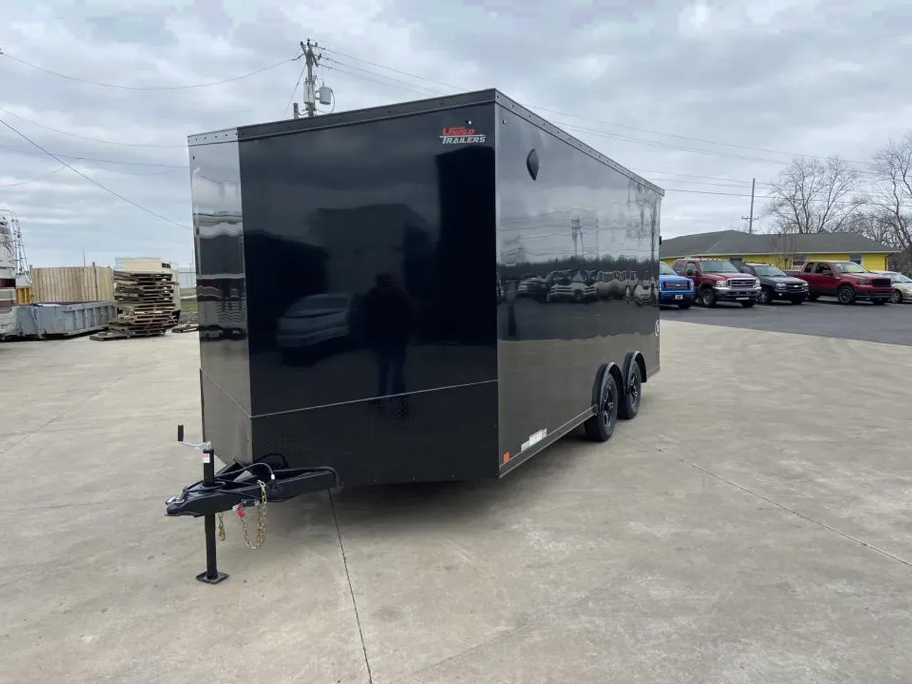 United UJ-8.5X18 Enclosed Trailer