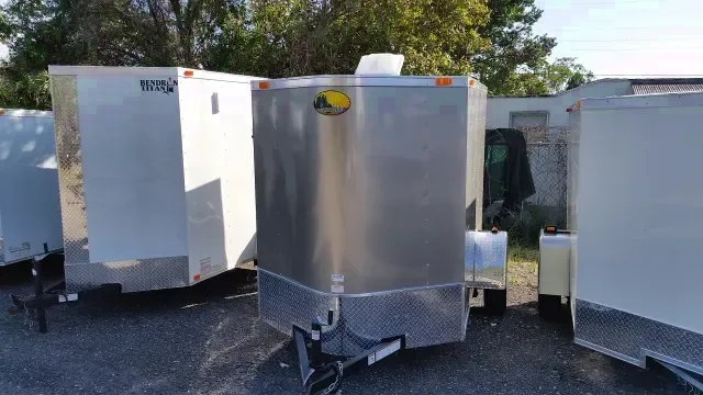 8FT WHITE V-NOSE WITH RAMP