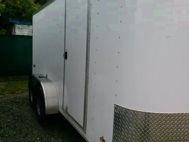 WHITE TANDEM AXLE V-NOSE 14FT CARGO