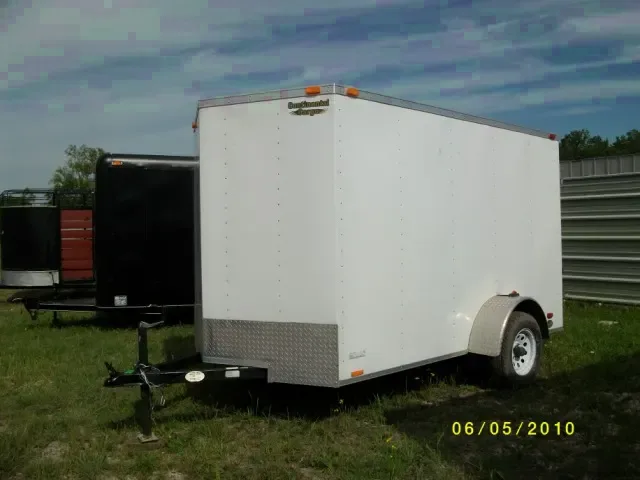 10FT WHITE V-NOSE ENCLOSED