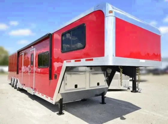 RED 44FT LIVING QUARTER GOOSENECK