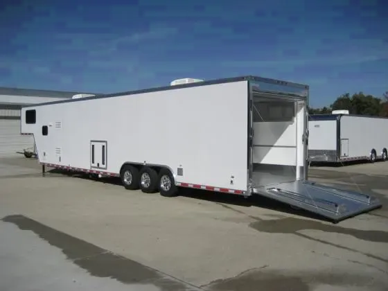 WHITE 46FT ALUMINUM GOOSENECK LQ W/ SLIDEOUT