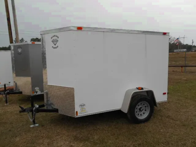8FT WHITE V-NOSE WITH REAR RAMP