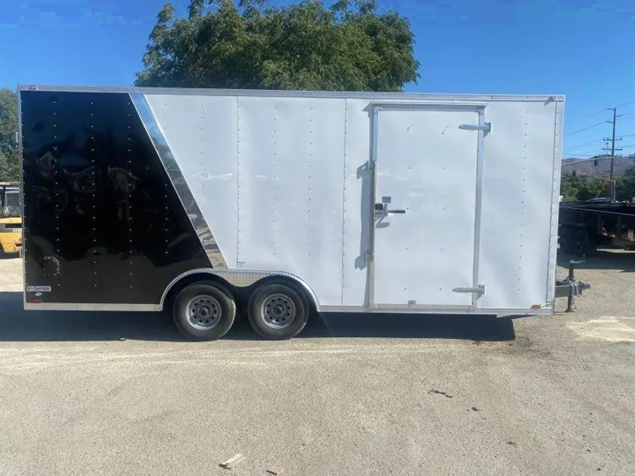 2025 CONTINENTAL CARGO V-SERIES 8.5' x 20' ENCLOSED TRAILER