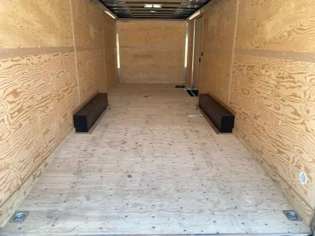 2025 CONTINENTAL CARGO V-SERIES 8.5' x 24' ENCLOSED TRAILER