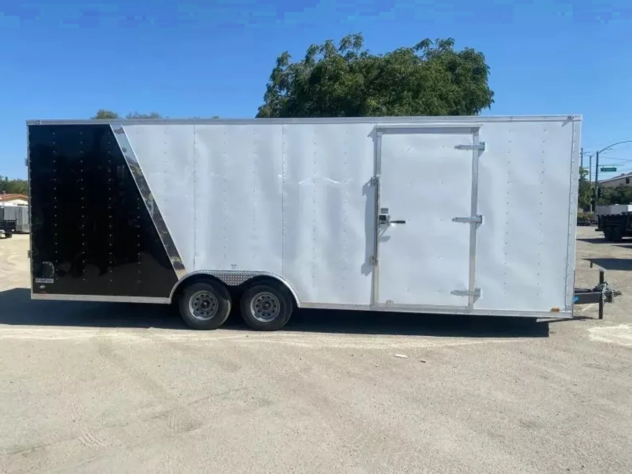 2026 CONTINENTAL CARGO 8.5' x 26' ENCLOSED TRAILER