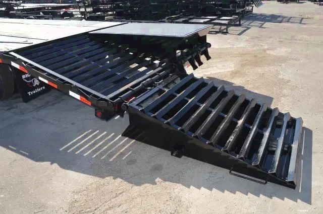 20ft Tandem Axle Gooseneck w/Ramps