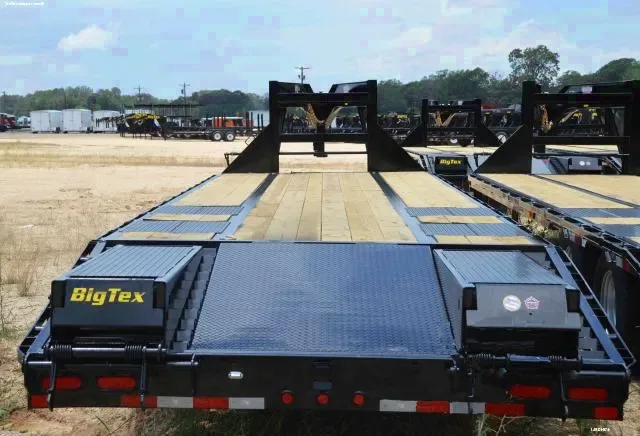 30ft Gooseneck Flatbed Trailer w/5 Foot Dovetail and Ramps