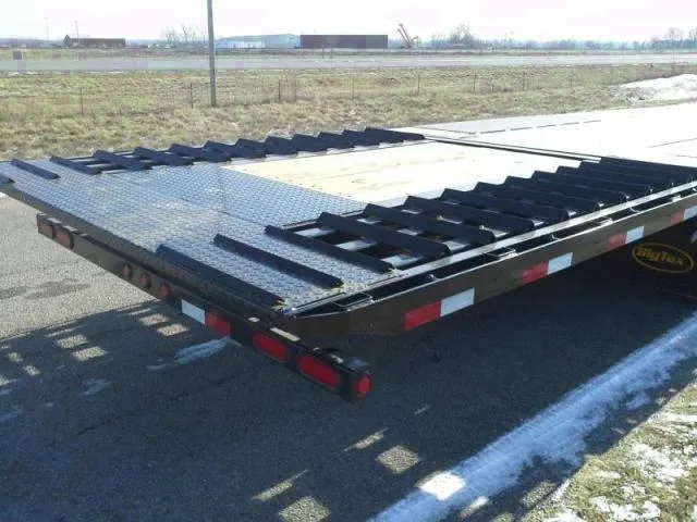 40ft Flatbed Trailer w/Hydraulic Dovetail