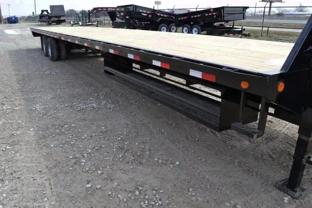 Gooseneck Flatbed 40ft-Straight Deck Length w/slide-in ramps