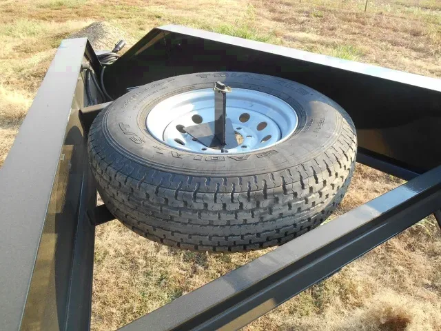25FT GN FLATBED TRAILER-SPARE TIRE ON GN