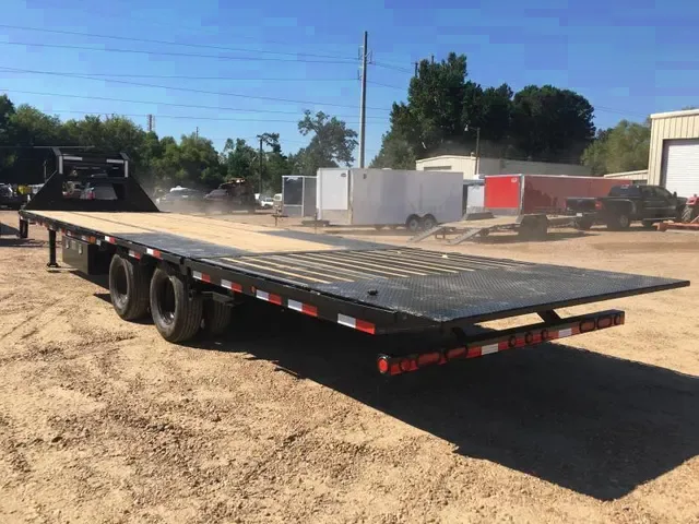 32ft Gooseneck W/ Hydraulic Dovetail