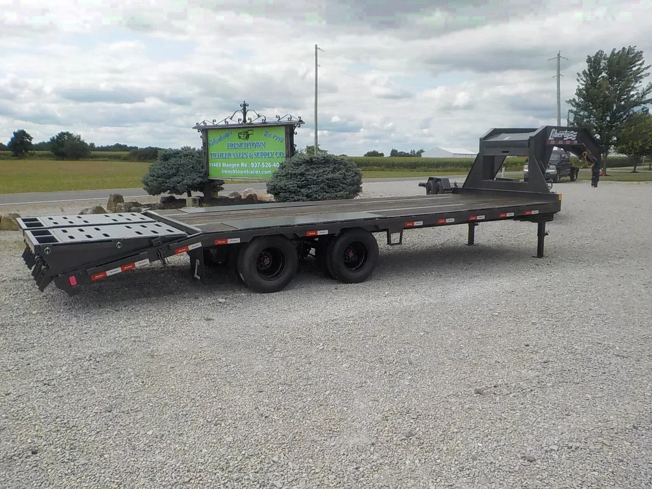 11832 - 2026 Liberty LF22K102X20+5B12GNPF DUAL WHEEL FLATBED GOOSENECK Deckover/Flat Deck Trailer