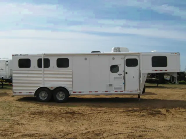 3 Horse Trailer with Full Living Quarters