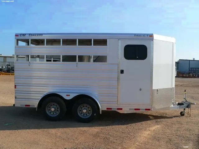 3 Horse Bumper Pull w/Swing Out Saddle Rack