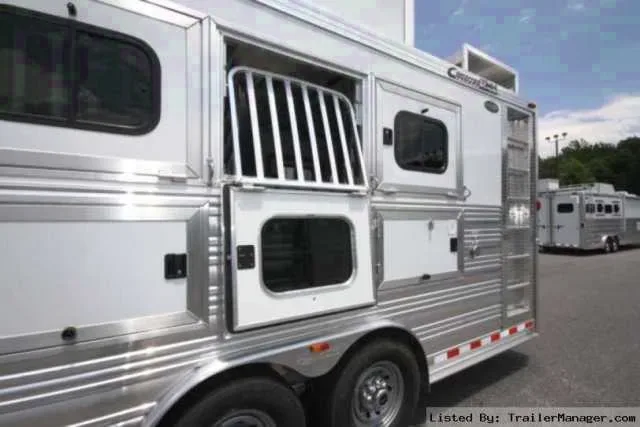 ALUMINUM  4 - HORSE WITH LIVING QUARTERS