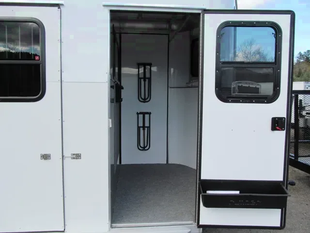 2-HORSE WITH DRESSING ROOM AND ELECTRIC BRAKES