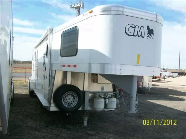 2 +1 Gooseneck Horse Trailer w/Rear Ramp