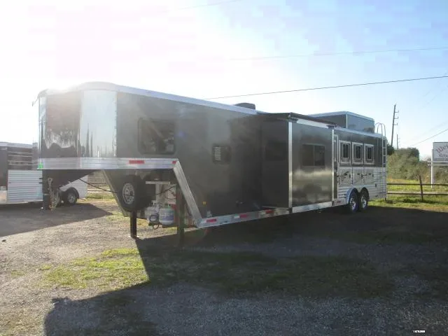 4 Horse Trailer w/Living Quarter and 8000lb Tandem Axles