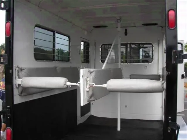 2 Horse - WITH DRESSING ROOM