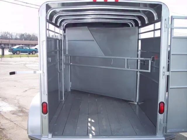 2 Horse Trailer with Poor Boy Dressing Room
