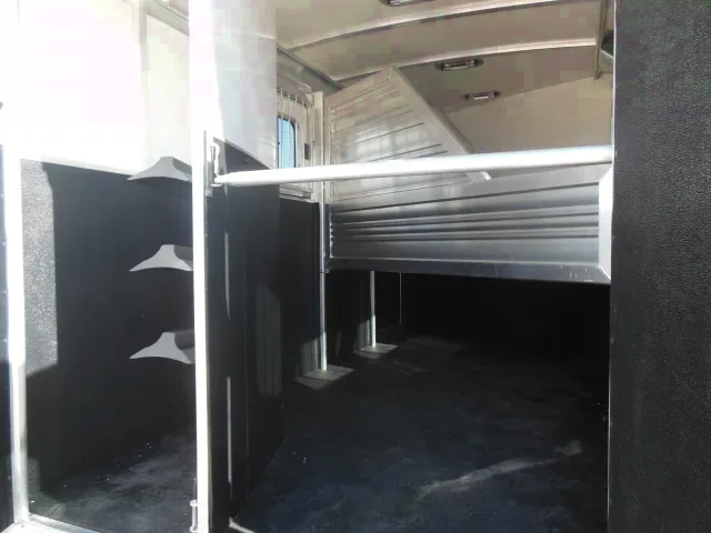 3 HORSE ALL ALUMINUM, INSULATED ROOF, DROP WINDOWS
