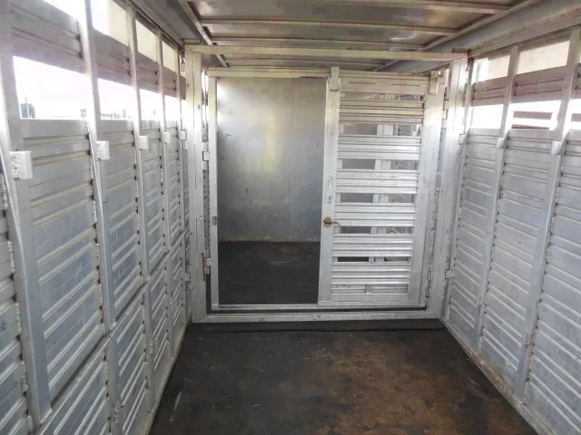3 horse with 8ft living quarters and mangers