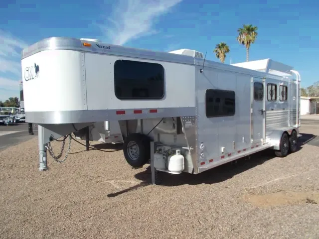 White 3 Horse with Living Quarters and Double Rear Door
