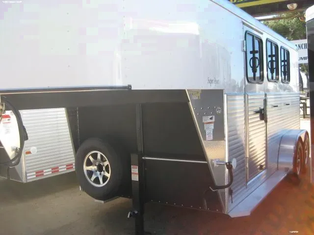 White 3 Horse Gooseneck w/ Tack