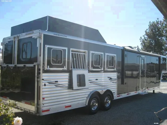 4 Horse Slant Load w/Living Quarters