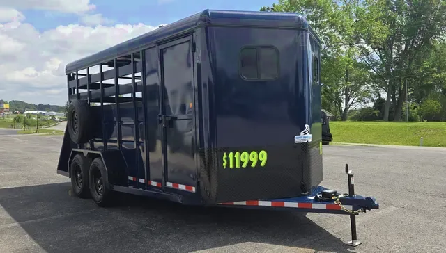2026 Valley Trailers 18' 3-Horse Slant w/ Tack