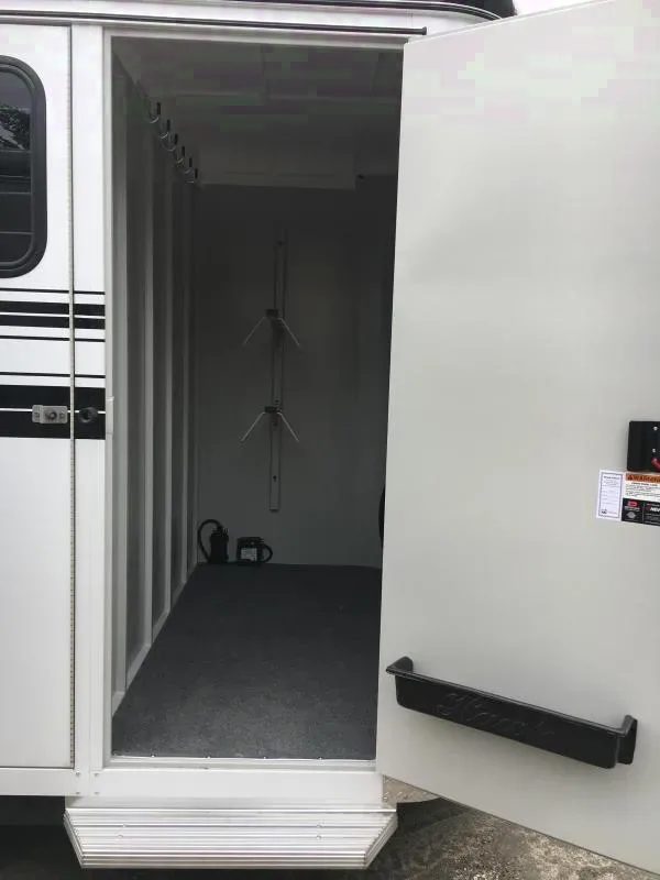 2 Horse BP Horse Trailer w/Rubber Floor