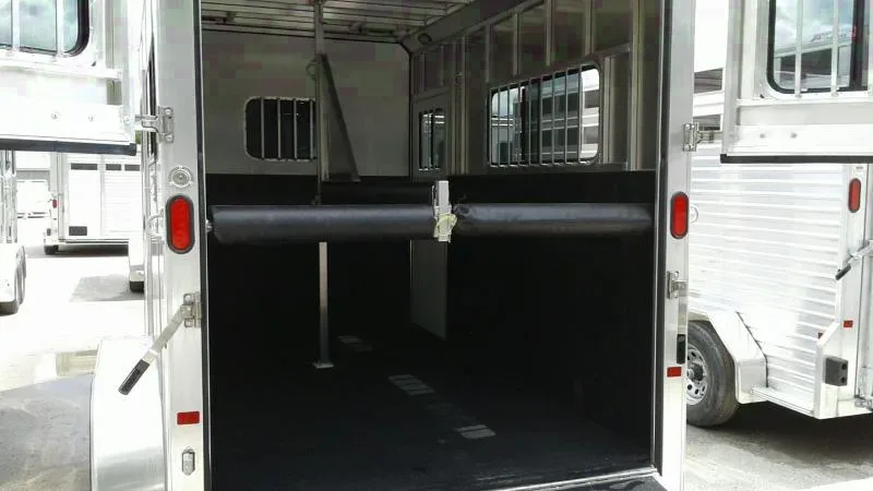 2 Horse Straight Load w/Front Dressing Room