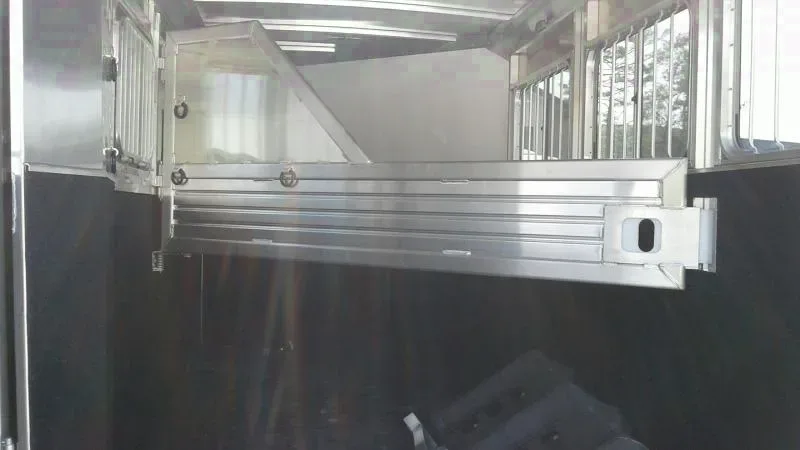 ALUMINUM WHITE 3 HORSE SLANT HORSE TRAILER