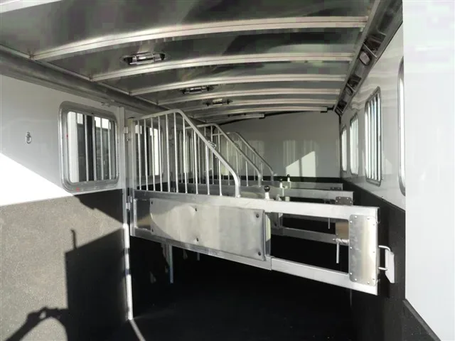 4 HORSE WHITE/ALUMINUM GN-WITH DRESSING ROOM