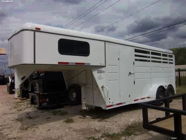 White 3 Horse Slant Load Gooseneck