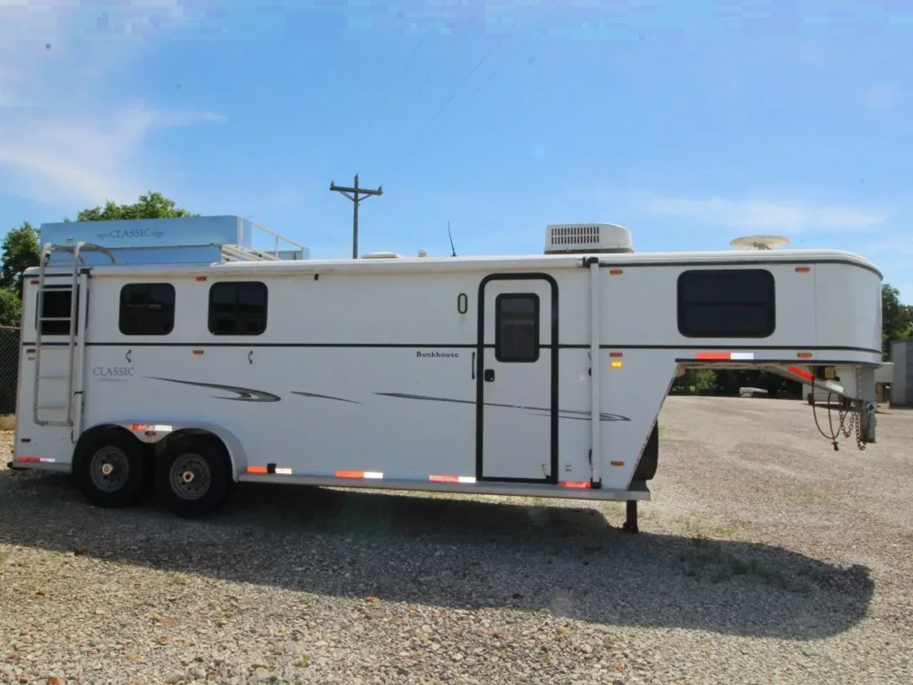 2006 Classic 3 Horse 6.5 LQ Horse Trailer