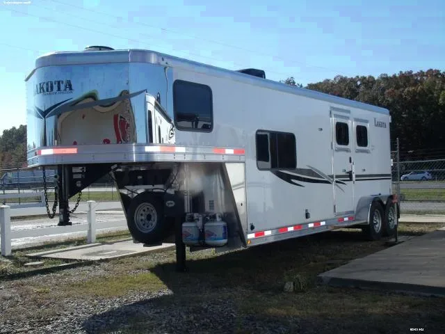 2 H Aluminum/White  w/ Living Quarters