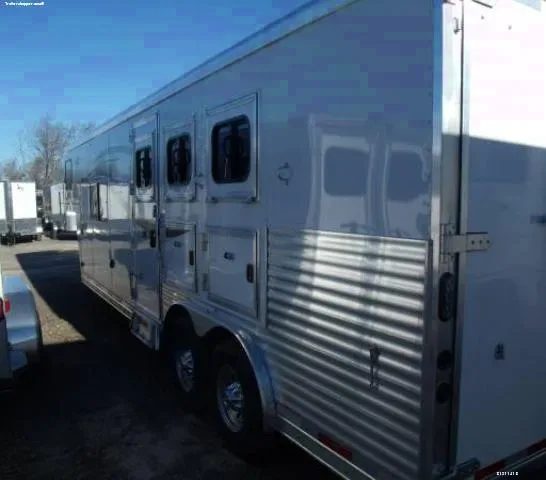 3 Horse Slant Load w/Living Quarter