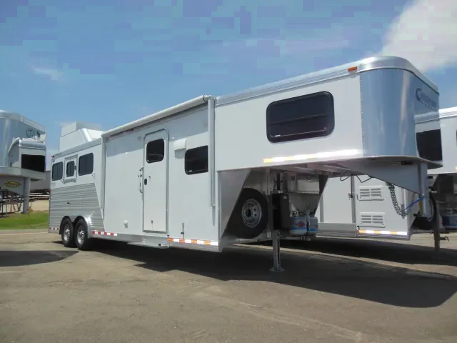 White Gooseneck 3 Horse Trailer w/LQ