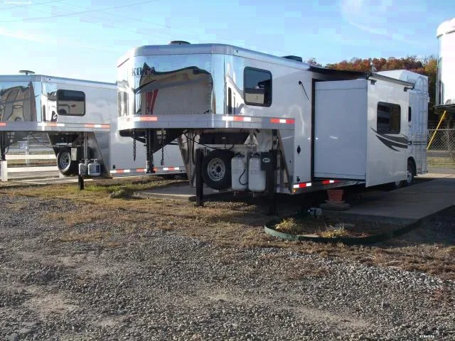 3 H Trailer w/ Living Quarters and Awning - Double rear Door
