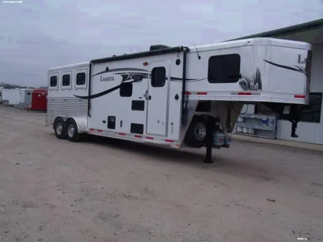 3 H Living Quarters w/Slide Out