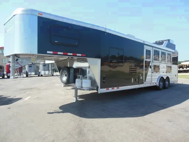 Gooseneck 4 Horse Slant Load w/Living Quarters
