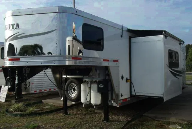 4 H w/Full Living Quarters White/Aluminum