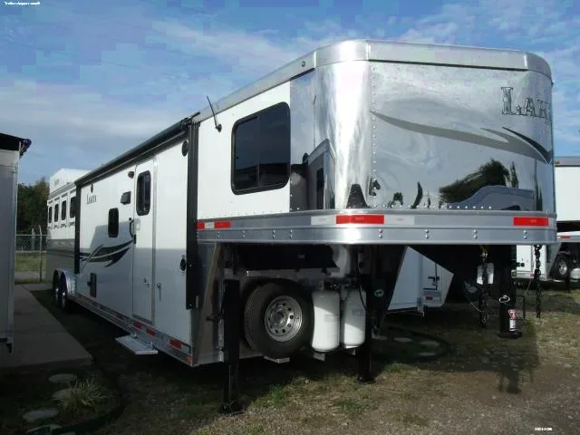 4 Horse w/Living Quarters, Slant Load