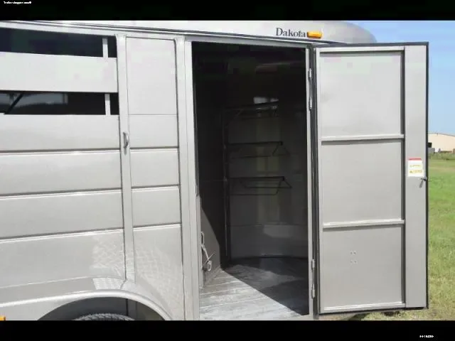 2  HORSE TRAILER   -  SLANT LOAD